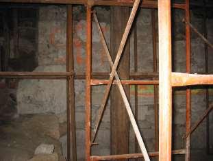 Από την προσεκτική παρατήρηση της νότιας όψης του διαπιστώσαμε ότι το δυτικό μισό της όψης έχει τελείως διαφορετική δόμηση από το υπόλοιπο τμήμα της προς τα ανατολικά.