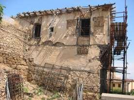 Η πόρτα δεξιά διανοίχθηκε στη θέση παραθύρου και το οι διαστάσεις στο δεξί παράθυρο περιορίσθηκαν. Το ΝΑ κτήριο αποτελεί, όπως προκύπτει από την στέγη, το ένα τέταρτο περίπου του αρχικού κτίσματος.
