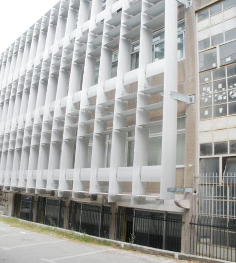 Οη πεξζίδεο είλαη θηλεηέο, δειαδή ην ρεηκψλα είλαη νξηδφληηεο, ψζηε λα κεγηζηνπνηείηαη ε πνζφηεηα ειηαθήο αθηηλνβνιίαο πνπ πξνζπίπηεη ζην θηίξην, ελψ