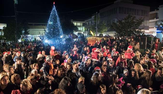 Στιγμιότυπο από τις εορταστικές εκδηλώσεις για την φωταγώγηση του Χριστουγεννιάτικου
