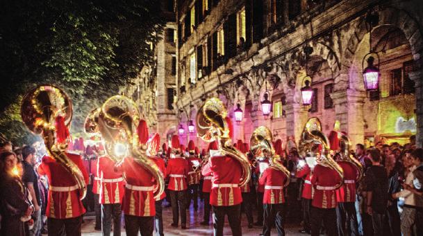 Πρωινό και παρακολούθηση της «Πρώτης Ανάστασης» στη Πλατεία Σπιανάδα. Θα δούµε την Λιτανεία του Αγ.