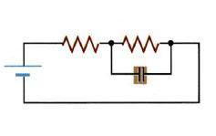 E=20V r=1ω R 1 =6Ω R 2 =6Ω + - C=4μF 39. Δίνεται πηγή με E = 12V και r=1ω. Η πηγή τροφοδοτεί δύο αντιστάσεις R 1 =2Ω και R 2 =3Ω συνδεμένες σε σειρά.