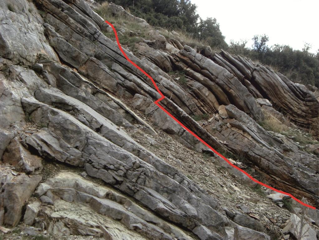 Εικ.10: Εναλλαγή έντονα κεκλιμένων και πτυχωμένων λεπτοκρυσταλλικών ασβεστολίθων ερυθρού και ανοιχτού τεφρού χρώματος. 4.