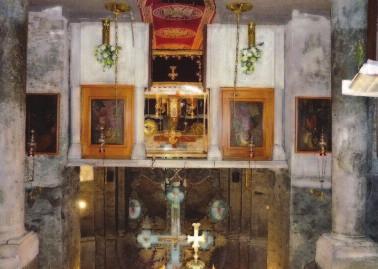 ά - τω ἀ πό τό τύμ πα νο τοῦ τρούλ λου εἰ κο νί ζον ται 13 Ἀ πό - στο λοι. Ὁ αῦ λος καί ὁ έ τρος κρα τοῦν ὁ μοί ω μα Να - οῦ. τά σφαι ρι κά τρί γω να δι α κρί νε ται τό κε φά λι ἀγ - γέ λου μέ πτε ρά.