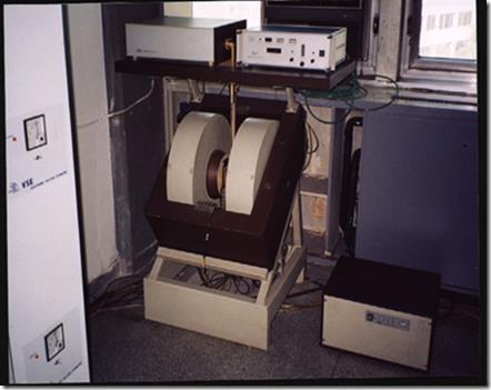 Εικόνα 3.6: Φασματοφωτόμετρο ηλεκτρονικού παραμαγνητικού συντονισμού EPR. Παρατηρείται η πηγή της μικροκυματικής ακτινοβολίας κλείστρον (των μικροκυμάτων) και ο μαγνήτης.