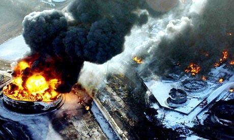 Γιατί SEVESO BUNCEFIELD, 2005 Έκρηξη ατμών βενζίνης στο τερματικό αποθήκευσης & διακίνησης πετρελαιοειδών 45 τραυματίες Περιβαλλοντικές επιπτώσεις 2,4 Ρίχτερ Απομάκρυνση 2000
