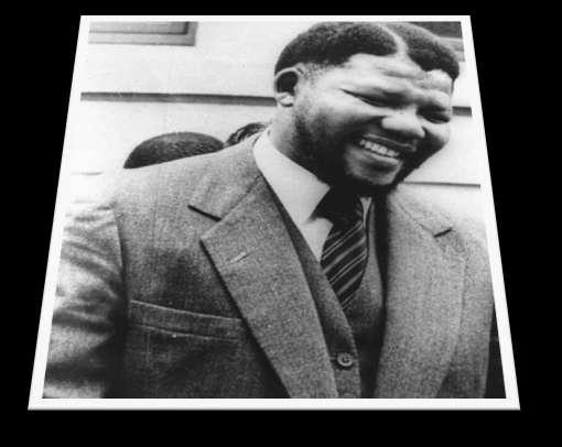 Λίγο αργότερα, 2 επιπλέον χρόνια σπουδών στα Νομικά, επέτρεψαν στον Μαντέλα και τον φίλο του, Oliver Tambo, να ανοίξουν την πρώτη δικηγορική εταιρεία μαύρων, "Mandela & Tambo", τον