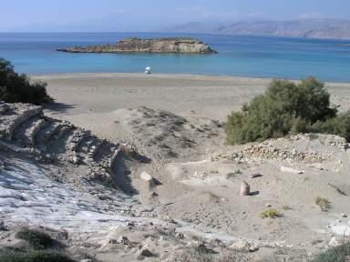 δώδεκα σειρές εδωλίων και σχήμα σχεδόν ημικυκλικό με μήκος μέγιστης χορδής 34μ.