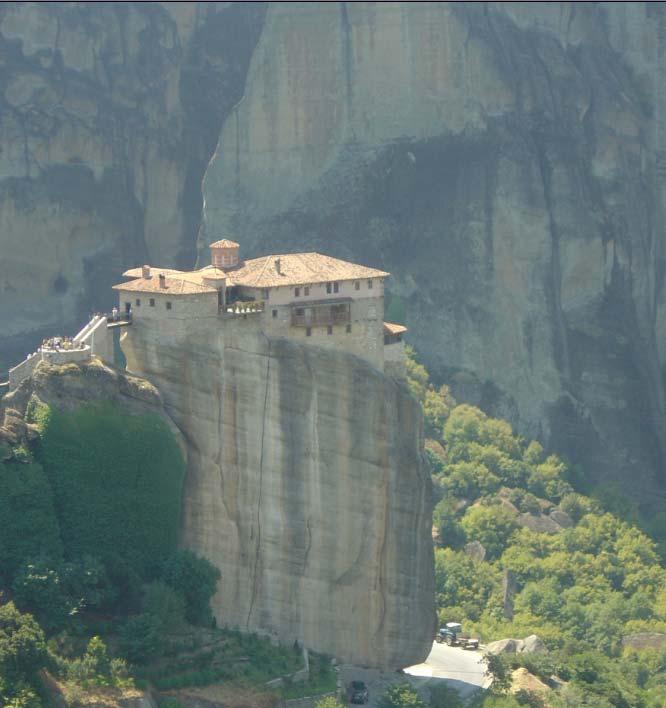 Το κτηριακό συγκρότημα καλύπτει ολόκληρο το πλάτωμα της κορυφής του απότομου βράχου.