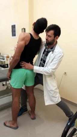 Κατά την φυσικοθεραπευτική αξιολόγηση έγινε παρατήρηση του ασθενή στην όρθια θέση για να ελεγχθεί η στάση του (φυσιολογική, λορδωτική, με σκολίωση, ανταλγική στάση) και της βάδισης (φυσιολογικής ή