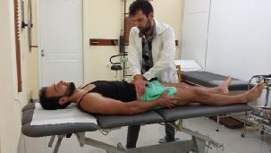 τον ασθενή στη πρηνή θέση ο ερευνητής έλεγξε την κινητικότητα όλων των οσφυϊκών σπονδύλων εκτελώντας οπισθοπρόσθιες