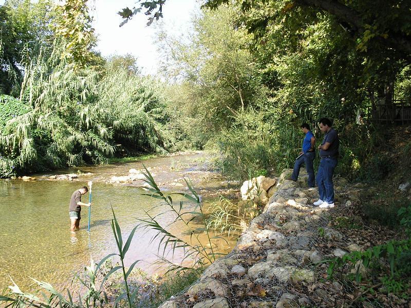 Εικόνα 4-12: Προσεγγιστικό σχέδιο διατομής Δρακιανών Επειδή λοιπόν η μέτρηση της ταχύτητας κατά πλάτος του ποταμού σε αυτό το σημείο δε θα ήταν