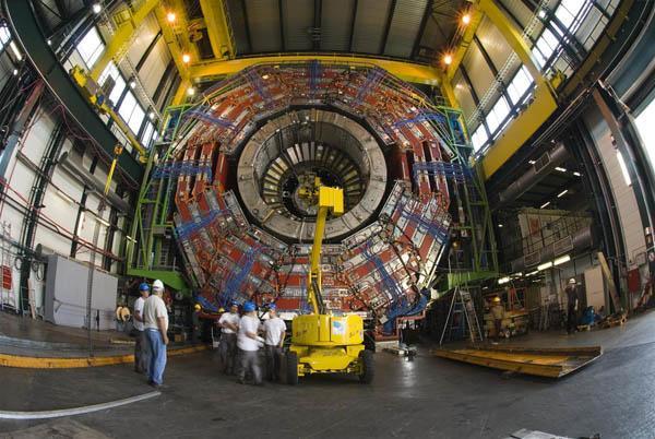 Θεωρείται το μεγαλύτερο και πολυπλοκότερο μηχάνημα που κατασκευάσθηκε ποτέ στη Γη και έχει βάρος 12.000 τόνους!