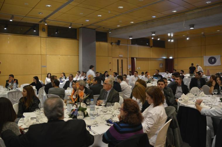 Έτσι, μαζί με δυο άλλες συναδέλφους, βρεθήκαμε το βράδυ της περασμένης Δευτέρας στη Δημοσιογραφική Εστία για να παρακολουθήσουμε τις εργασίες της συνέλευσης του (ΣΑΓΚ) Συνδέσμου Αρχιμαγείρων