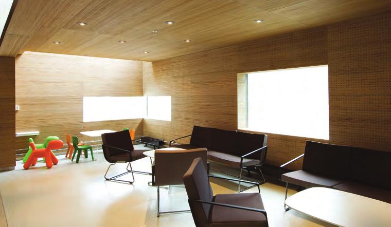 Αρχιτέκτονες: NSW Arkitekter & Planleggere. Ανοιχτή ξύλινη ψευδοροφή φυσικής ξυλείας. 4 Διακοσμητική μεμβράνη, που μιμείται τα χρώματα και τα νερά του ξύλου επάνω σε μεταλλική επιφάνεια.