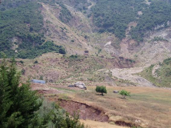 Κεφ.7: Τεχνικογεωλογική συµπεριφορά των γεωλογικών σχηµατισµών της περιοχής µελέτης 34 Εικόνα 7.2: Υλικά παλαιοτέρων κατολισθητικών κινήσεων στην κατολισθαίνουσα περιοχή της Καρυάς.