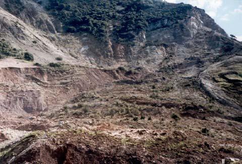 Κεφ.8: Κατολισθητικά Φαινόµενα 54 είτε απευθείας κατείσδυσης στα κόρηµατα ή µέσω πλευρικών διηθήσεων από τους ανάντη σχηµατισµούς του υποβάθρου.