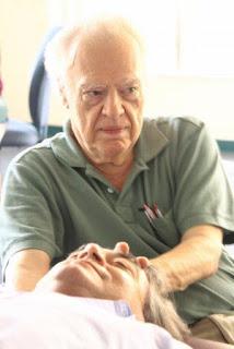 Less is more φράση που χρησιμοποίησε ο θεμελιωτής της Κρανιοϊερής Θεραπείας Dr John Upledger, για να επισημάνει τη δυναμική του ήπιου απαλού χειρισμού (the power of a gentle touch).