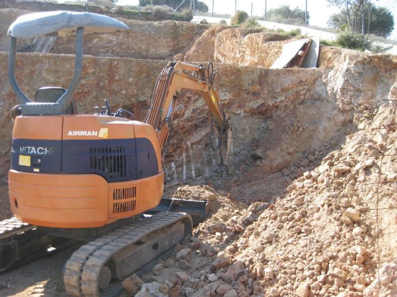 2.1 Εκσκαφές Κεφάλαιο 2 ο Σρόπος εκτέλεσης των εργασιών Ποιότητα υλικών Οι εκσκαφάς για τη θεμελήωση των κατασκευών διαμόρφωσης περιβϋλλοντος χώρου σε οποιαδέποτε φύση εδϋφους θα γήνει σύμφωνα με τις
