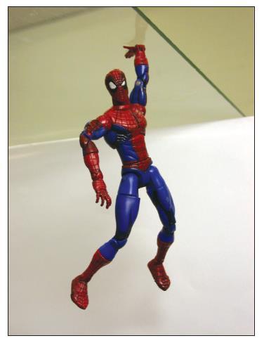 Ιδιότητες του υλικού: ο spiderman έχει επικαλυμμένο το χέρι του Με gecko tape.