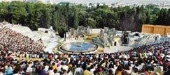 Η ματιά μας ξαναγυρίζει στο σκηνικό χώρο. Ποια αίσθηση μας δημιουργεί τώρα πια ; Η παράσταση τελειώνει ΑΣ ΕΜΒΑΘΥΝΟΥΜΕ.
