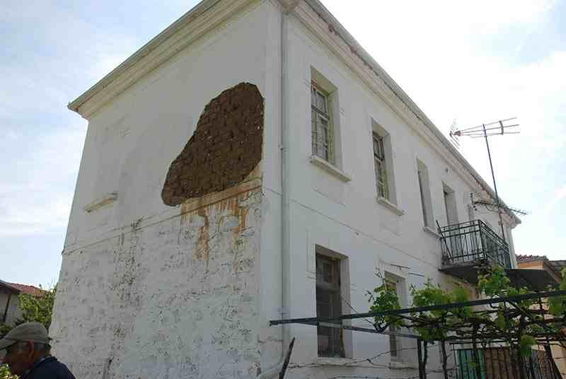 Τι πρέπει να ληφθεί υπόψη; Η ευαισθησία της στην υγρασία (σύσταση από χώμα, νερό και ινώδεις προσμίξεις-άχυρο ή ζωϊκές τρίχες με απλό καλούπωμα και