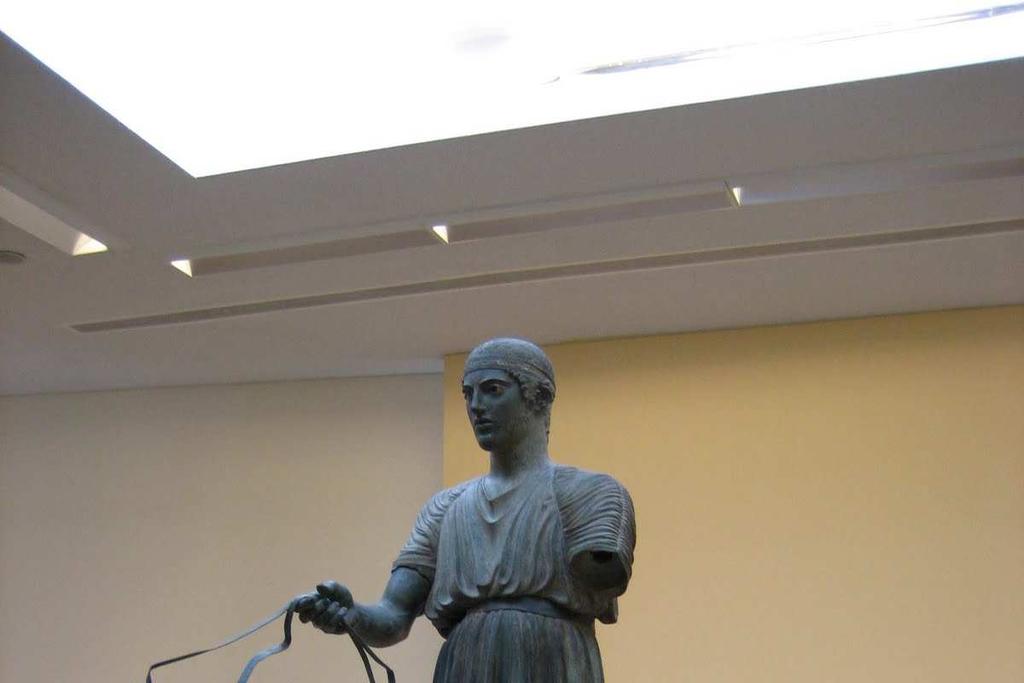 ησυναναστροφήτηςµε πλούσιους άνδρες, που της έδιναν αρκετά χρήµατα,τηςεπέτρεπε να ζει πλουσιοπάροχα. 2.Η ΕΝ ΥΜΑΣΙΑ ΤΩΝ ΑΝ ΡΩΝ 2.1.