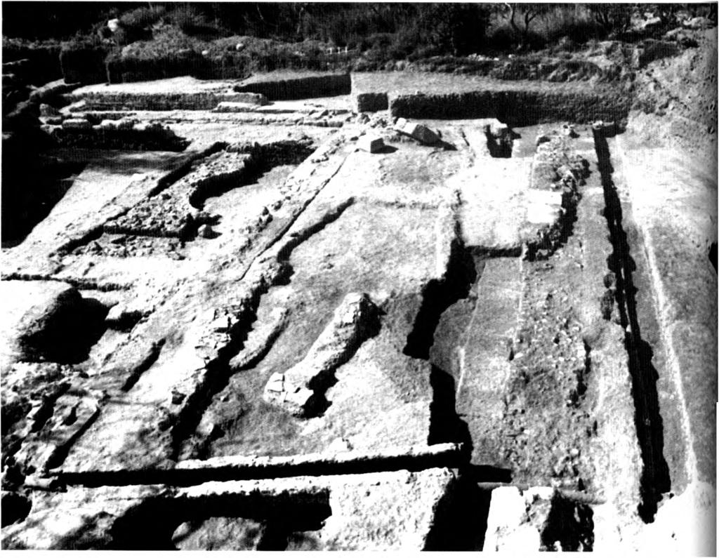 Εξ αιτίας αφ' ενός της κακής διατήρησης των αρχαίων και αφ' ετέρου των δυσκολιών που παρουσίαζε η κατασκευή του υπογείου -τα πέδιλα και ιδίως οι