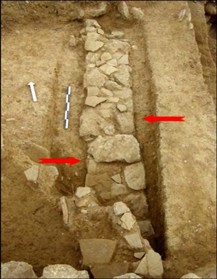 Σε αυτό το στάδιο της ανασκαφής έχει αποδομηθεί ο βόρειος εξωτερικός τοίχος του Χ2 (η θέση που καταλάμβανε αποδίδεται με πορτοκαλόχρωμη σκίαση) και τμήμα της ανωδομής του ανατολικού τοίχου του Χ4.