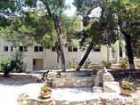 Στους μαθητές της Εκκλησιαστικής Σχολής Κρήτης δίνεται η δυνατότητα δωρεάν διαμονής τους στο καλαίσθητα διαμορφωμένο διώροφο κτήριο που περιλαμβάνει δωμάτια που μπορούν να φιλοξενήσουν έως 85 μαθητές.
