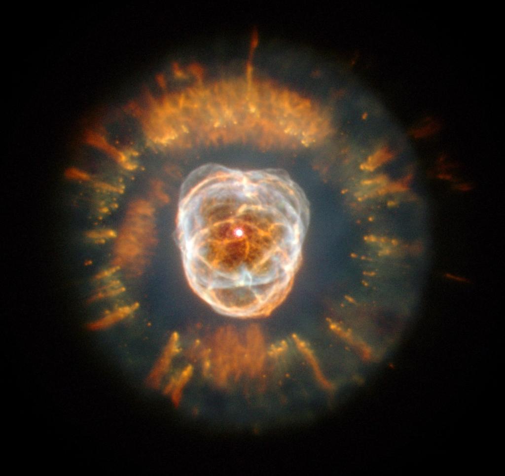 Εικόνα 27: Το νεφέλωμα «Εσκιμώος» (NGC 2392), σε απόσταση 3000 ετών φωτός. Οι εσωτερικοί σχηματισμοί προκαλούνται από δυνατούς ανέμους σωματιδίων από το κεντρικό αστέρι.