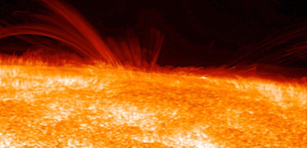 ΧΡΩΜΟΣΦΑΙΡΑ Εικόνα 5: Η χρωμόσφαιρα του Ήλιου, από εικόνα του οπτικού ηλιακού τηλεσκοπίου Hinode.