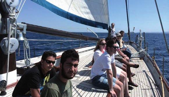 Στην πόλη της Χίου λειτουργεί Ακαδημία Εμπορικού Ναυτικού Μηχανικών και, στο πλησίον νησί των Οινουσσών, Ακαδημία Εμπορικού Ναυτικού Πλοιάρχων.