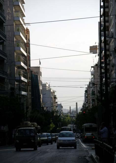 ρόµος για τα αυτοκίνητα Σίγουρα η Πειραιώς δεν είναι δρόµος που απευθύνεται στον περιπατητή.