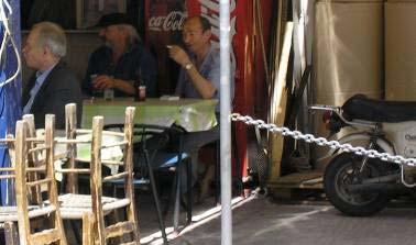 Παρότι θα περίµενε κανείς το κατάστηµα αυτό να βρίσκεται σε κεντρικό σηµείο πάνω στην Πειραιώς και να είναι σε πολύ καλή κατάσταση κάτι τέτοιο δε συµβαίνει: τοκτίριοαυτό βρίσκεται στο εσωτερικό της