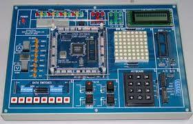 Αναπτυξιακή Πλακέτα LP-2900 Η πρώτη αναπτυξιακή πλακέτα που χρησιμοποιήθηκε για την υλοποίηση της εφαρμογής μας είναι η LP-2900 της εταιρείας Leap Electronic Co.