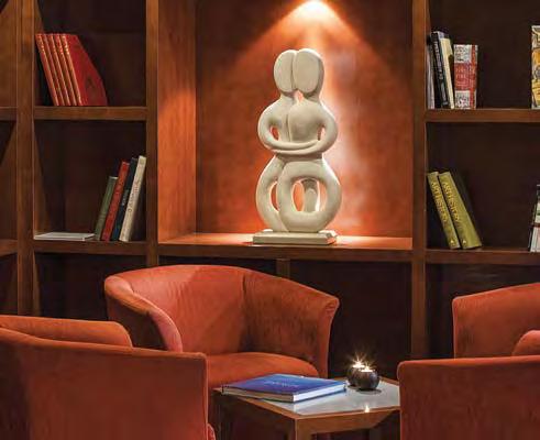 With its cosy library or its trendy pergola, the Artemis bar is the perfect place to