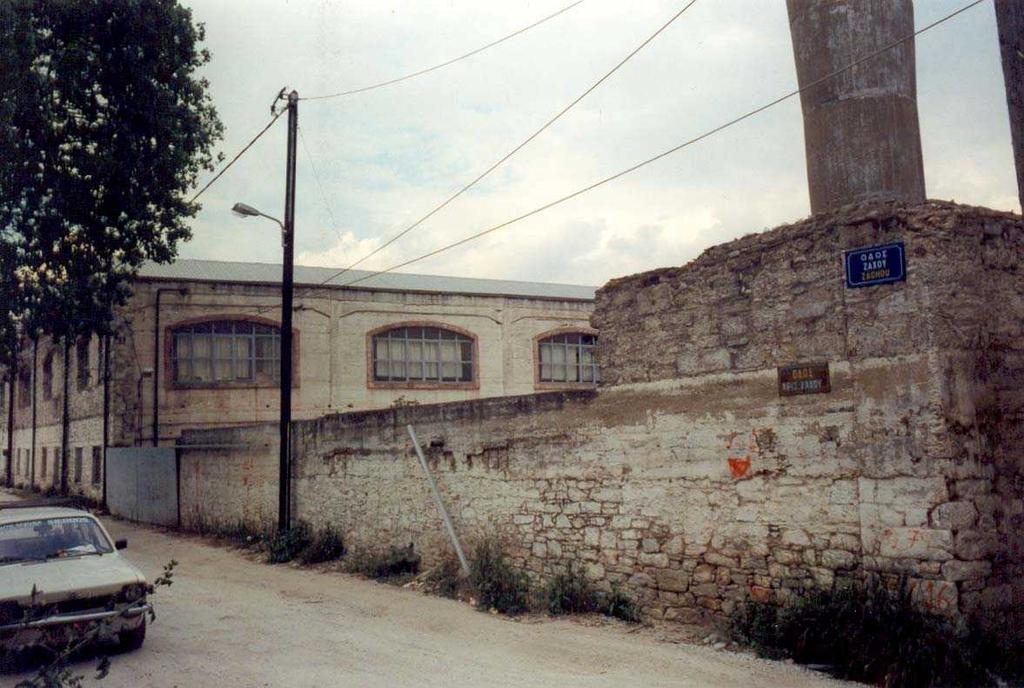 τµήµα του οποίου στεγάζεται κατάστηµα ψυχαγωγίας. Επίσης, σε τµήµα του οικοπέδου είχε κατασκευαστεί παλιότερα νέο κτίριο που στεγάζει σούπερ- µάρκετ.