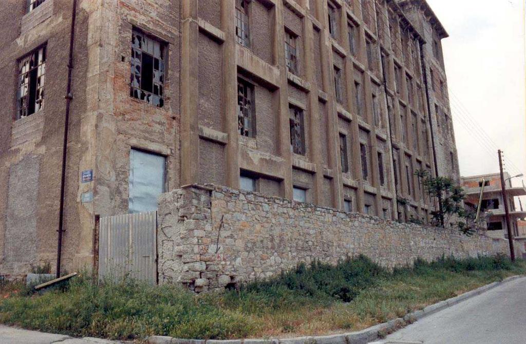 κτίσµατα του αρχικού συγκροτήµατος κατεδαφίστηκαν) και ένα καινούργιο διώροφο κτίριο, που συνδέονται µεταξύ τους µε δύο γέφυρες γύρω από έναν εσωτερικό υπαίθριο χώρο, προσιτό µέσω στοών από τις
