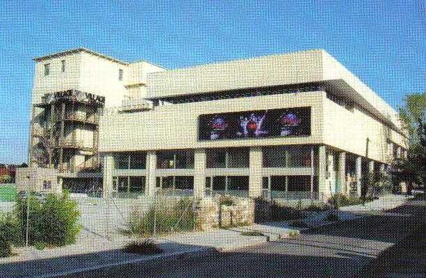 Το Village Center στο χώρο του πρώην αλευρόµυλου Λούλη (πηγή:προσωπικό αρχείο) 3.