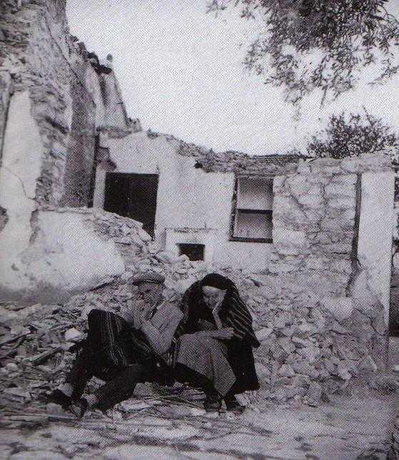 Ο Βόλος µετά τους σεισµούς,1955 (Πηγή:.Η.Κ.Ι) 2.1.7 Η Πρώτη Ρυθµιστική Μελέτη Η ανάθεση της Χωροταξικής και Ρυθµιστικής Μελέτης (ΧΡΜΒ) έγινε από το Υπουργείο Εσωτερικών το 1970 στο γραφείο Θ.