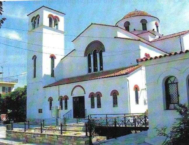 Η βασιλική εκτείνεται σε γειτονικό ιδιωτικό οικόπεδο, από την ανασκαφή του οποίου έχουν προέλθει πολλά αρχιτεκτονικά µέλη και