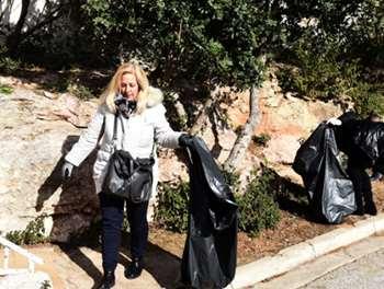 Πιο συγκεκριμένα, ανέλαβαν να βάψουν τα κάγκελα του Ιδρύματος,