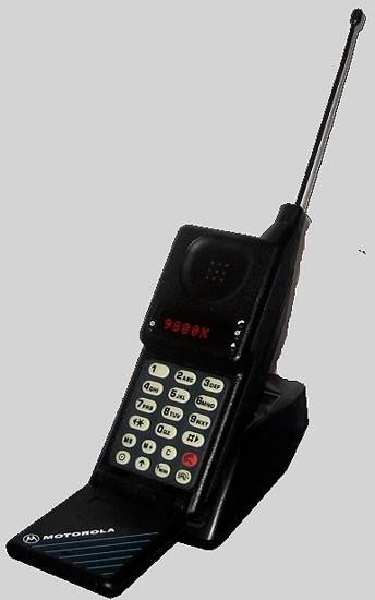 Ιστορία κινητού τηλεφώνου Μοντέλο : Motorola MikroTAC 9800x Έτος κατασκευής : 1989 Διαστάσεις : 26 x 35mm Βάρος : 350 γραμμάρια Χαρακτηριστικά : Το