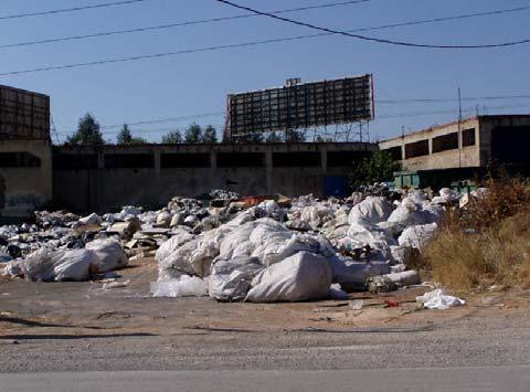 Η έλλειψη πολεοδομικής οργάνωσης και θεσμοθετημένης προστασίας οδήγησε σε συγκρούσεις χρήσεων γης σε περιοχές κρίσιμες για την παραγωγική διαδικασία σε όλους τους τομείς της οικονομίας.