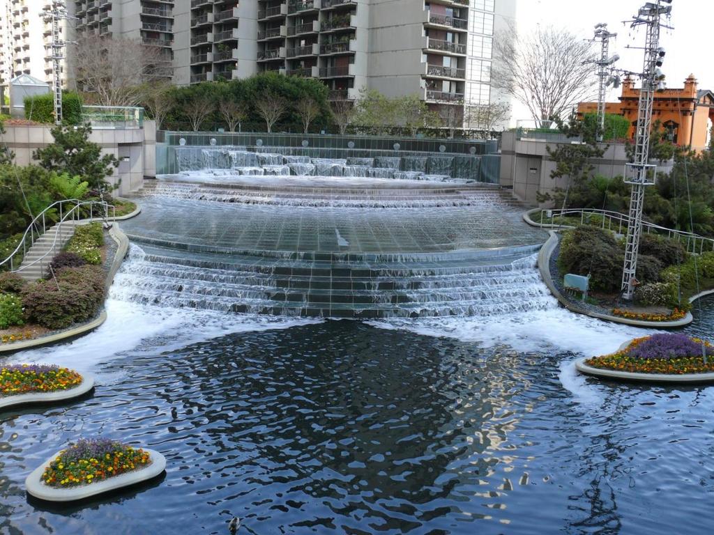 Κεφάλαιο 1 ο - Βιοκλιματικός σχεδιασμός στον αστικό ιστό και άνεση του πολίτη 62 ακόμη, ότι ο ήχος του τρεχούμενου νερού σε δημόσιους ανοιχτούς χώρους, όπως πάρκα και πλατείες, καλύπτει τοπικά τη βοή
