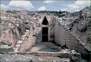 μυκηναϊκοί τάφοι (τάφος Κλυταιμνήστρα) Στους τάφους οδηγούσαν διάδρομοι με χτισμένες τις δυο πλευρές