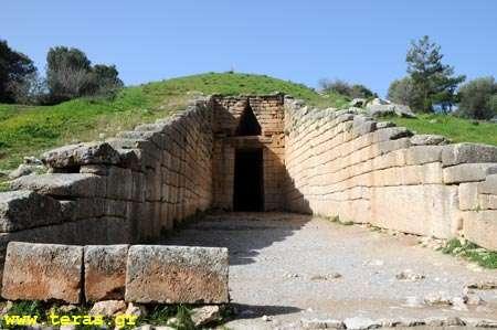 μυκηναϊκοί τάφοι (τάφος Ατρέα) Ο διάδρομος έχει πλάτος 6 μέτρων - μήκος 35 μέτρων και οδηγεί σε