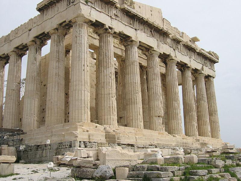 Ο Παρθενώνας, ναός χτισμένος προς τιμήν της Αθηνάς, προστάτιδας της πόλης της Αθήνας, υπήρξε το αποτέλεσμα της συνεργασίας σημαντικών αρχιτεκτόνων και γλυπτών στα μέσα του 5ου π.χ. αιώνα.