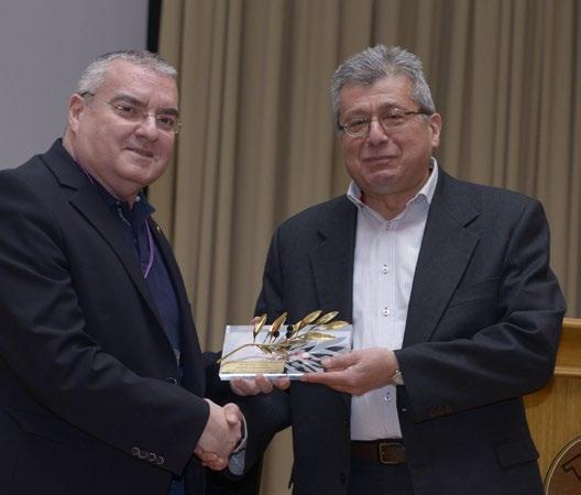 02. Νέα του ΤΕΙ 27 Ο Αναπληρωτής Πρόεδρος του ΤΕΙ Αθήνας Καθηγητής Παναγιώτης Καλδής, απονέμει τιμητική πλακέτα στον Καλλιτεχνικό Διευθυντή του Φεστιβάλ της Δράμας ταινιών μικρού μήκους Αντώνη